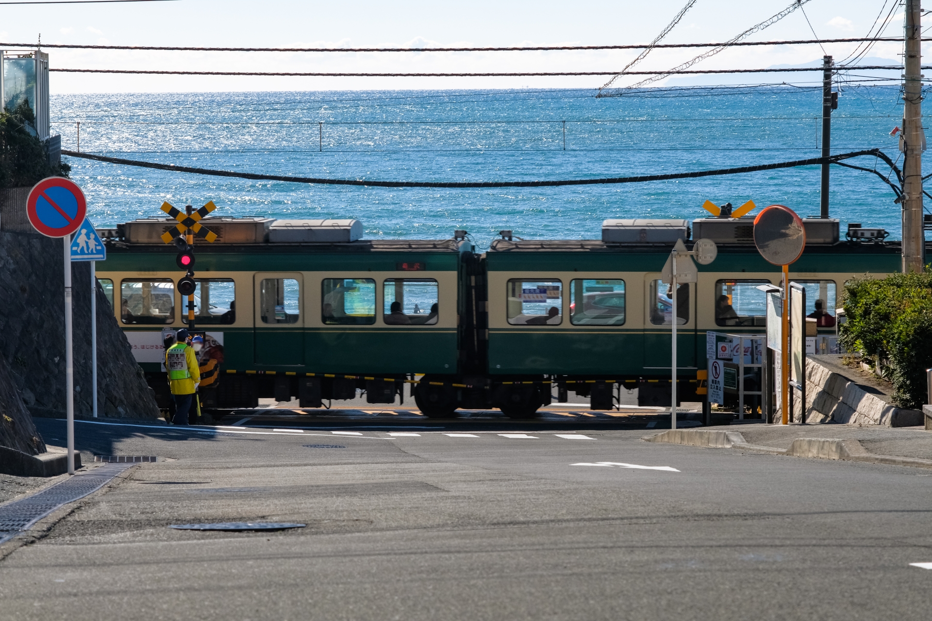 Kamakura Enoden train by the sea